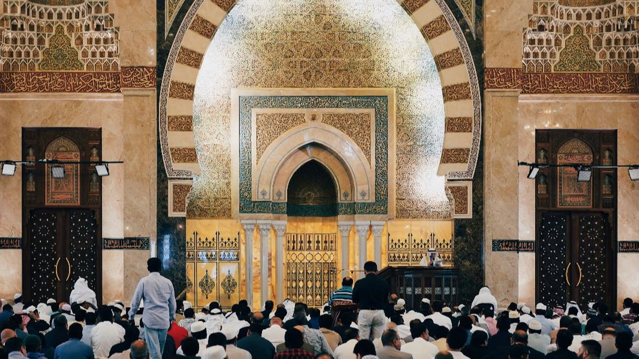 Pahala sholat Jumat setara 4 kali naik haji dalam sebulan.