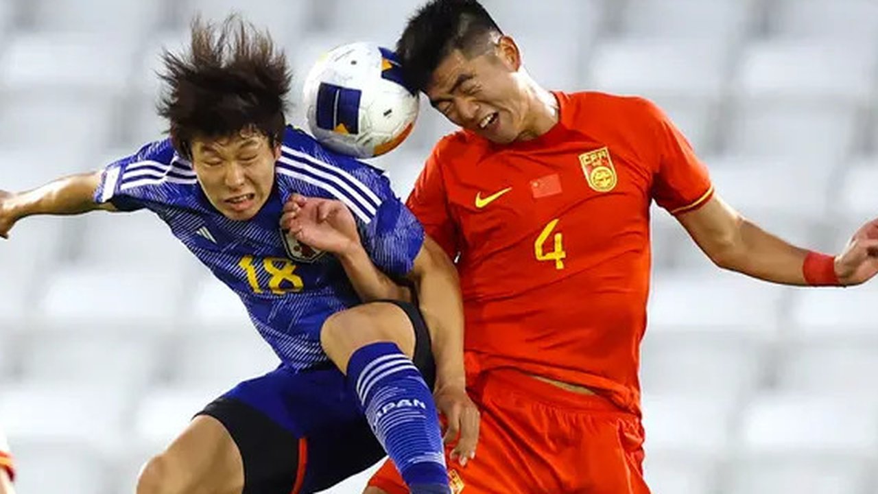 Pemain Timnas China, Yu Genwei tertunduk lesu setelah kalah 0-3 dari Timnas Turki di fase grup Piala Dunia 2002. (AFP/Patrick Hertzog).