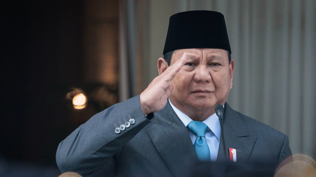 Presiden Prabowo Subianto menyalami Ketua Dewan Pengarah Badan Pengarah Badan Pembina Ideologi Pancasila Megawati Soekarnoputri, saat mengikuti upacara Hari Lahir Pancasila di Gedung Pancasila, Kementerian Luar Negeri, Jakarta, Senin (02/06/2025).