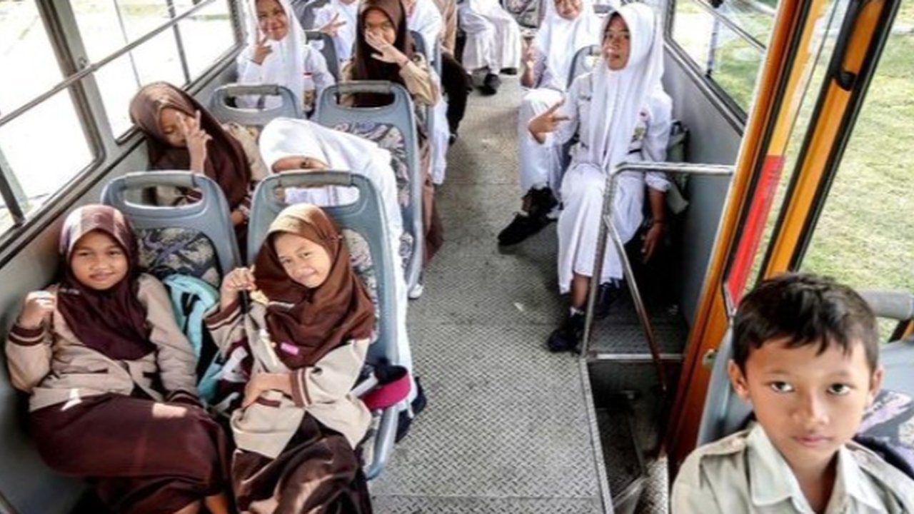 Siswa di Jabar Masuk Jam 6 Pagi, Wali Kota Bandung: Sopir Bus Sekolah Baru Beroperasi Jam 8 Pagi