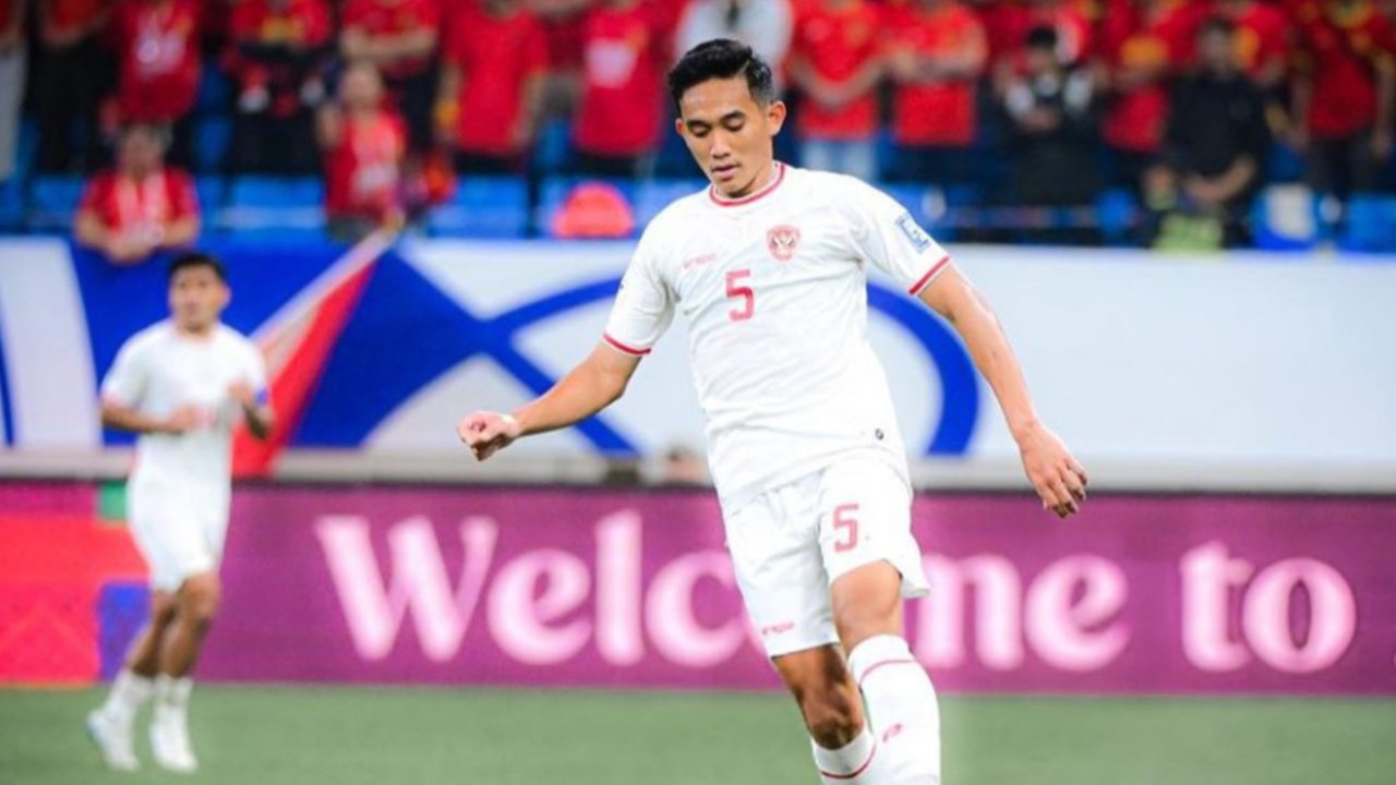 Rizky Ridho saat Persija Jakarta bertanding melawan Semen Padang pekan ke-30 Liga 1 2024/2025 di Stadion Pakansari, Kabupaten Bogor, Minggu (27/4/2025). (Bola.com/Abdul Aziz)