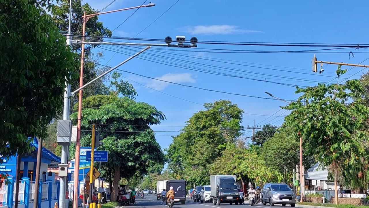 Salah satu Electronic Traffic Law Enforcement (ETLE) yang terpasang di simpang tiga DPRD Banyuwangi (Hermawan Arifianto/Liputan6.com)