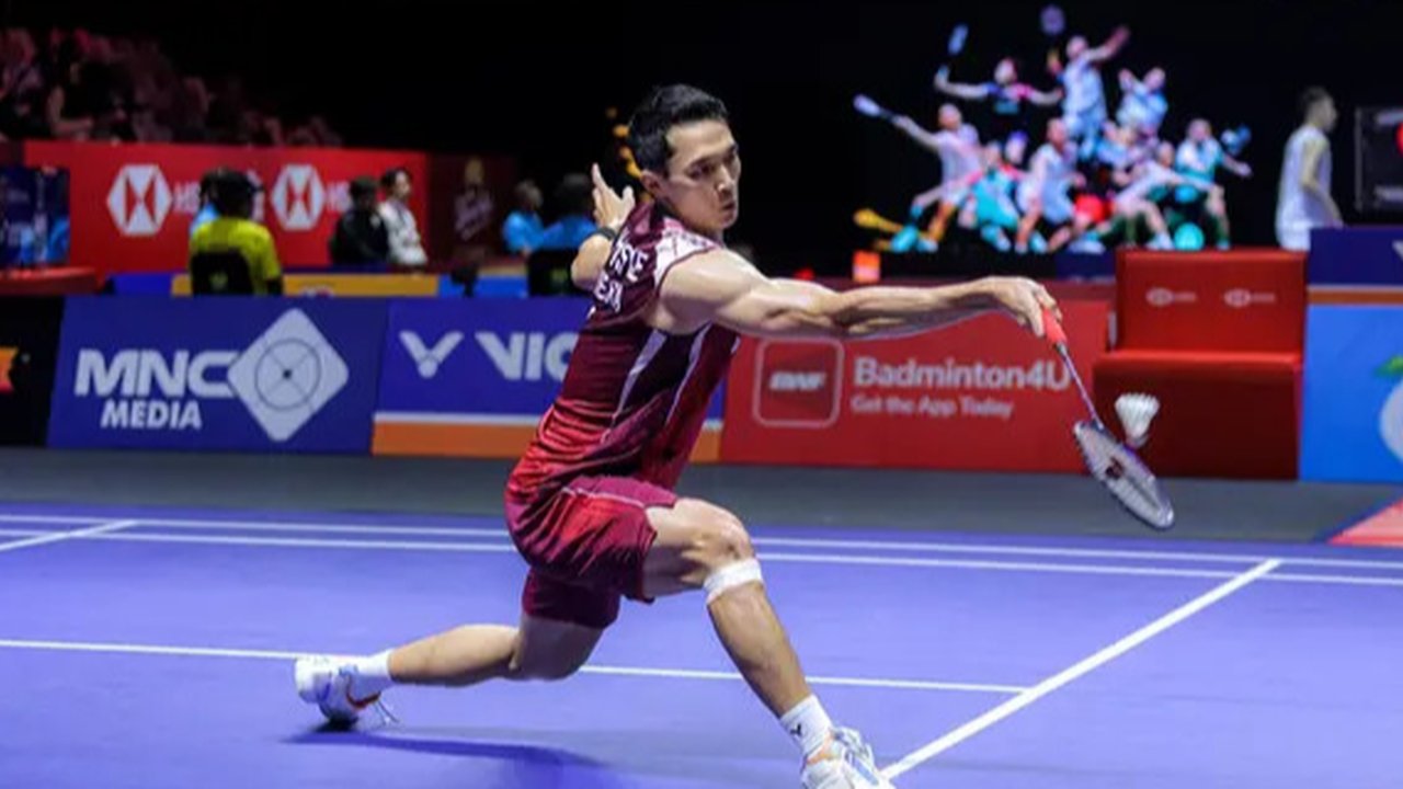Pebulu tangkis tunggal putra Indonesia, Jonatan Christie melakukan selebrasi setelah mencetak poin dalam laga 32 besar Indonesia Open 2025 melawan wakil Singapura, Jia Heng Jason Teh di Istora Senayan, Jakarta, Selasa (03/06/2025). (Bola.com/Bagaskara Lazuardi)