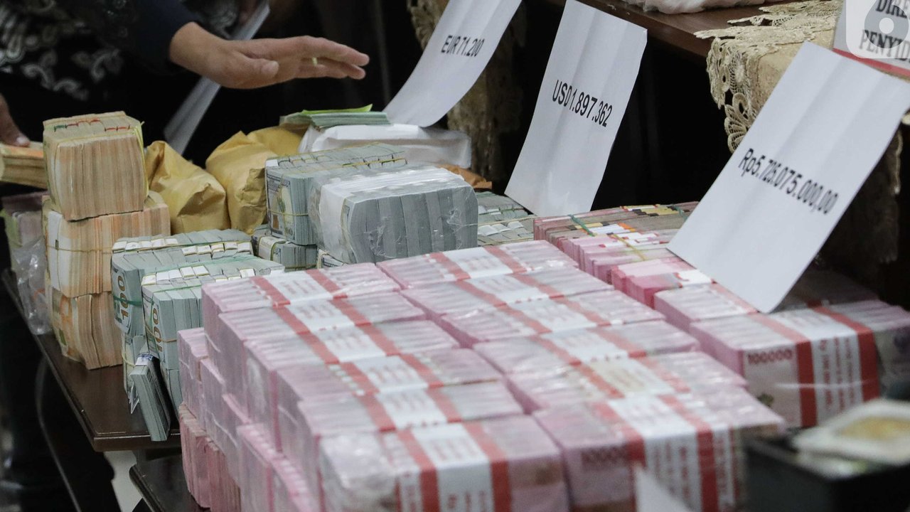 Kejaksaan Agung (Kejagung) resmi menyerahkan tersangka Zarof Ricar, mantan Kepala Balitbang Kumdil MA, kepada JPU terkait kasus dugaan suap dalam penanganan perkara kasasi Ronald Tannur, dan kini siap menghadapi proses persidangan.