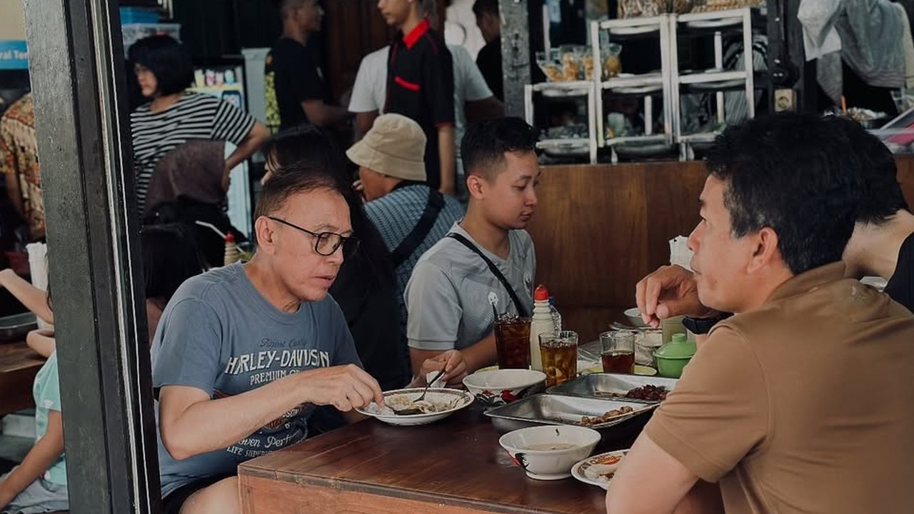Jalan-Jalan ke Solo, Pensiunan Jenderal Polisi Makan Soto Gading Rasanya 'Uenak Tenan'
