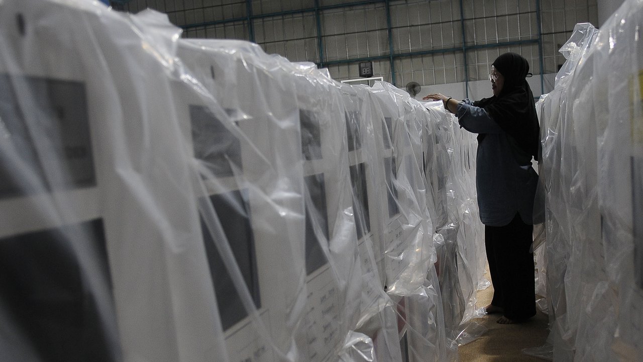 Pekerja merapikan kotak suara Pemilu 2024 di GOR Pemuda, Rawamangun, Jakarta Timur, Selasa (2/1/2024). (merdeka.com/Imam Buhori)