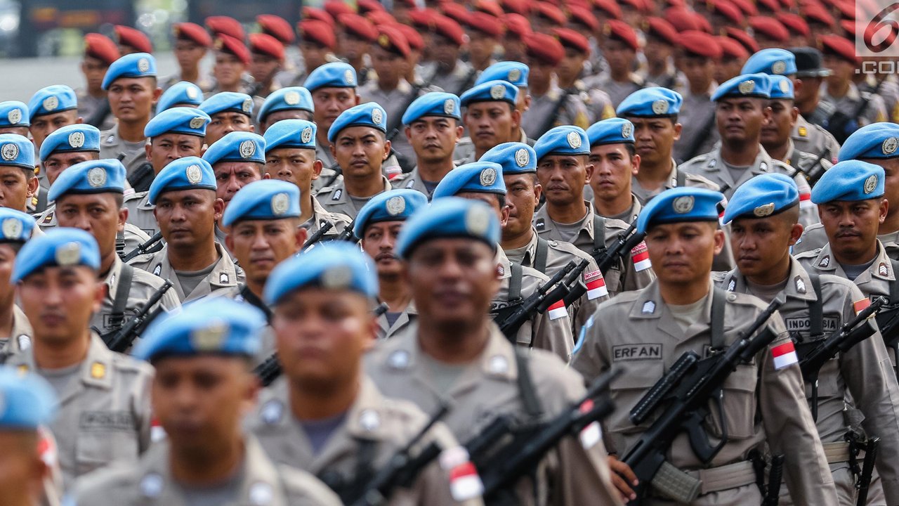 Suasana gladi jelang acara HUT Polri yang ke-71 di Monas, Jakarta, Jumat (7/7). Hut Polri tersebut akan dirayakan tanggal 10 Juli mendatang dengan dihadiri oleh Presiden Joko Widodo. (Liputan6.com/Faizal Fanani)