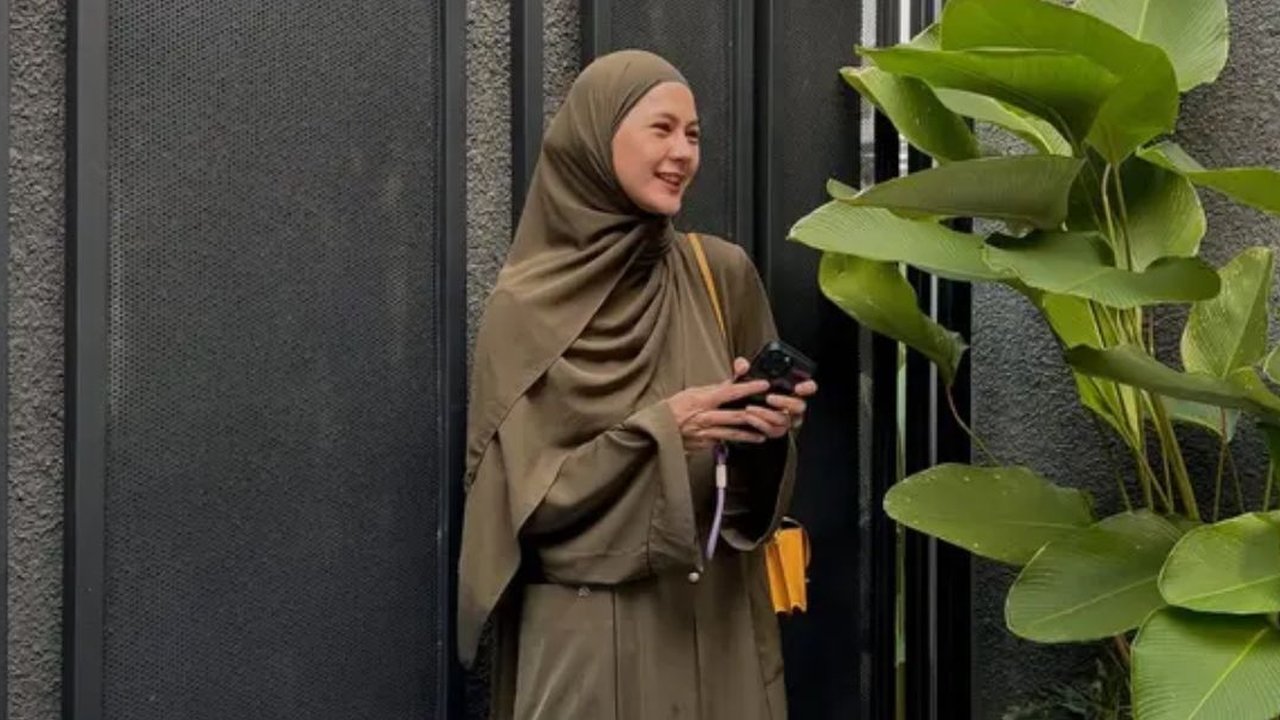 Inspirasi Model Gamis Kekinian ala Paula Verhoeven
