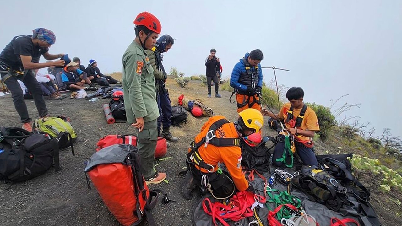 Tim SAR Gabungan berusaha mengevakuasi Juliana Marins, warga negara Brasil yang jatuh ke jurang di Gunung Rinjani pada Sabtu (21/06) di  Lombok, Nusa Tenggara Barat,  (24/06/2025).