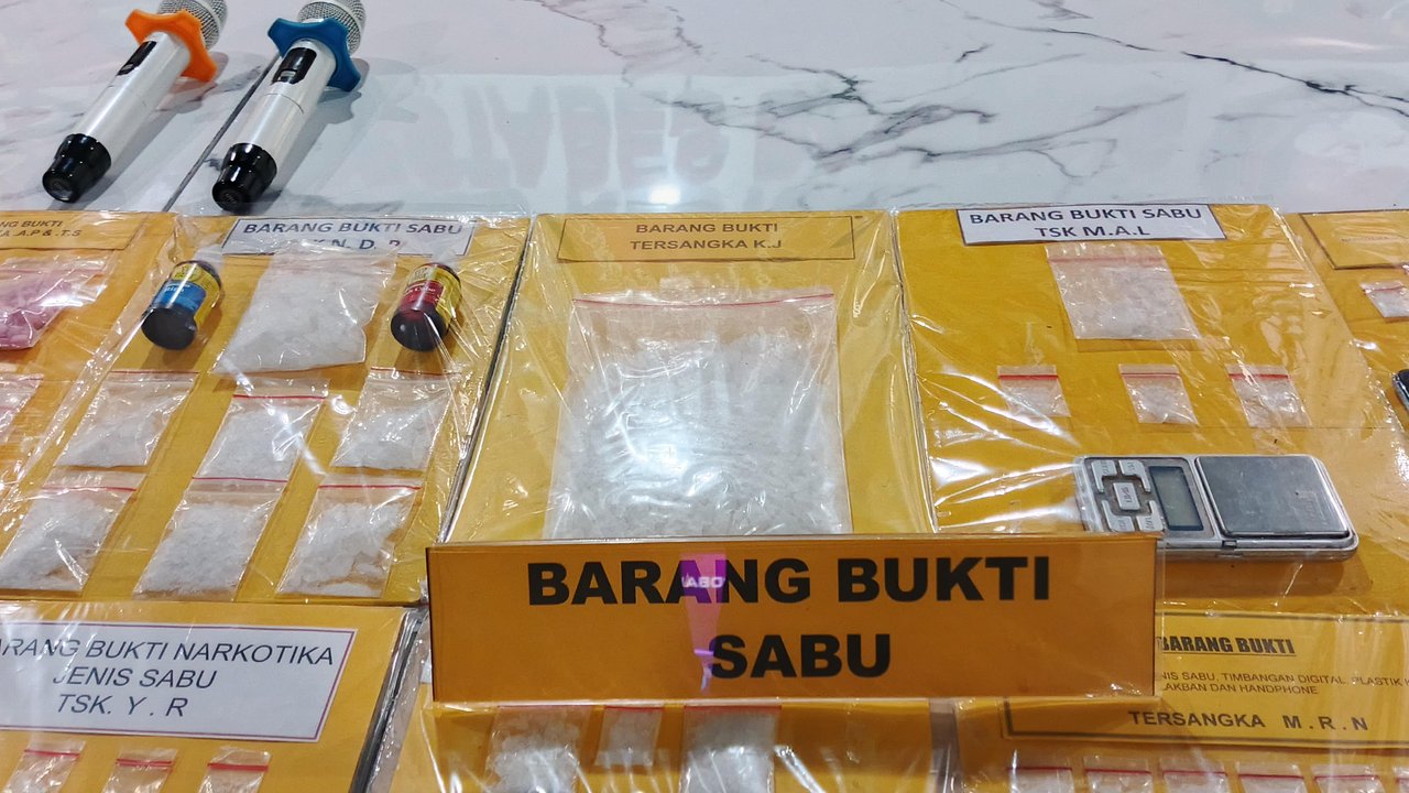 Belajar Lewat Video Call, Pria Ini Racik Sabu Palsu 'Blue Ice' Ditambah Pewarna Biar Makin Cuan