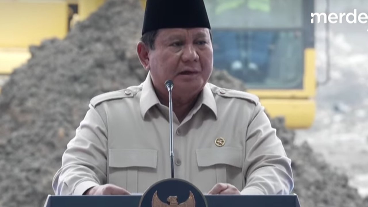 Presiden Indonesia Prabowo Subianto menyampaikan pidatonya saat peresmian proyek industri baterai terbesar di Asia Tenggara di Karawang, Jawa Barat, Sabtu (29/06/2025).