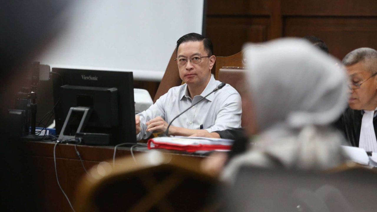 Terdakwa eks Menteri Perdagangan, Thomas Lembong atau Tom Lembong mendengarkan keterangan saksi dari pihak Jaksa Penuntut Umum saat sidang dugaan korupsi importasi gula di Pengadilan Tindak Pidana Korupsi (Tipikor) Jakarta, Selasa (10/06/2025).