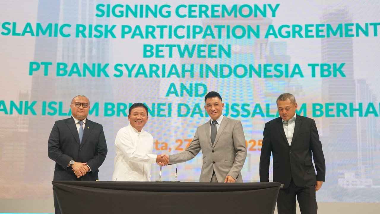 Penandatangan dilakukan oleh Wakil Direktur Utama BSI Bob T. Ananta (dua dari kiri) dan Managing Director & Chief Executive Officer BIBD Junaidi bin Haji Masri (tiga dari kiri) disaksikan Assistant Managing Director 1 & Chief Operating Officer BIBD Haji Yusri Haji Wahsalfelah (kiri) dan Direktur Treasury & International Banking BSI Firman Nugraha berlaku efektif setelah lulus fit and proper test OJK.