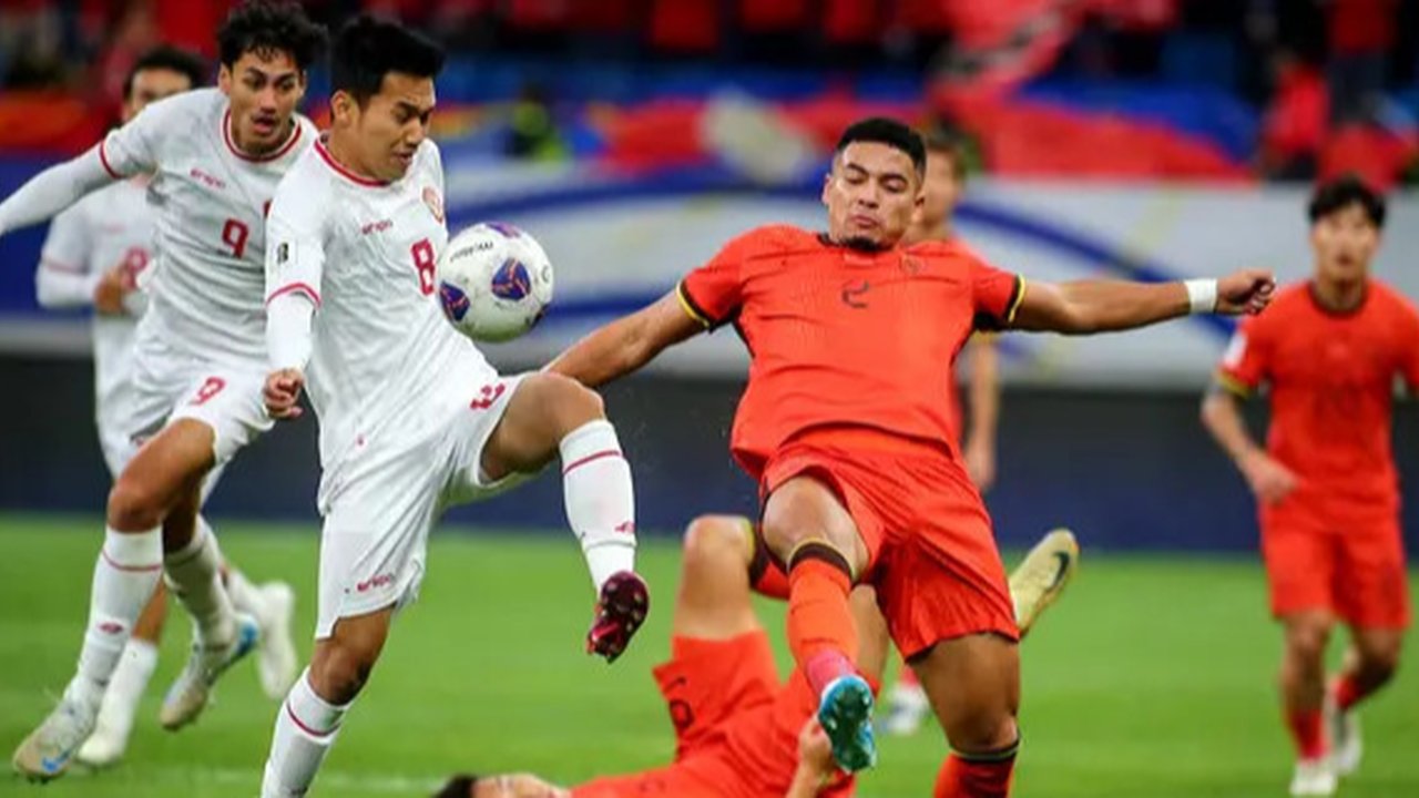 Pemain Timnas Indonesia, Ragnar Oratmangoen saat menghadapi Irak pada laga Grup F putaran kedua Kualifikasi Piala Dunia 2026 zona Asia di Stadion Utama Gelora Bung Karno (SUGBK), Senayan,