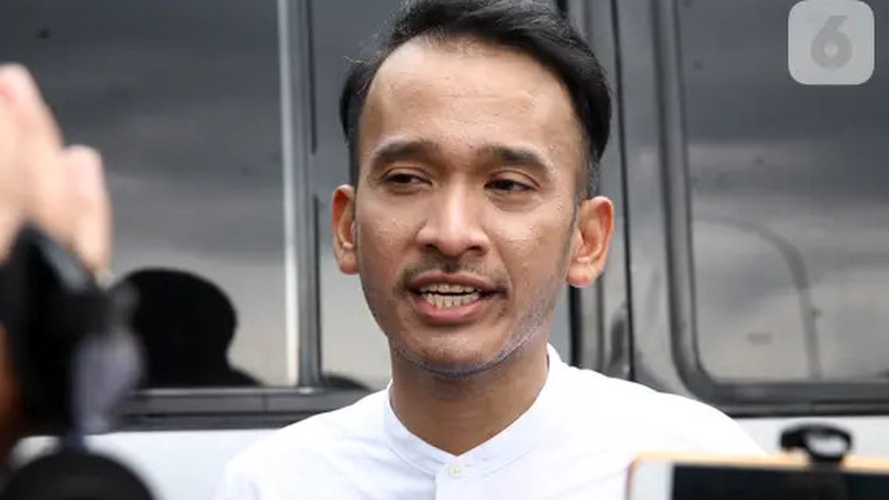 Saat berbicang dengan Bang Ipul, ia melihat pria yang dinyatakan bersalah terkait dua kasus hukum itu terlihat senang. Meski ada juga raut kesedihan akibat kasus yang harus dihadapinya. (Nurw