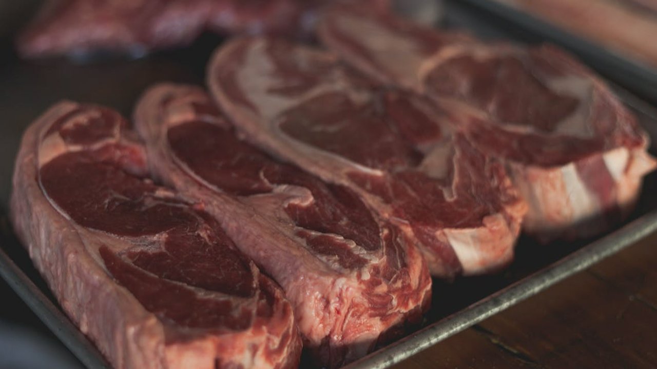 Kenali Warna, Bau, dan Tekstur Daging Kurban yang Masih Aman Dimakan