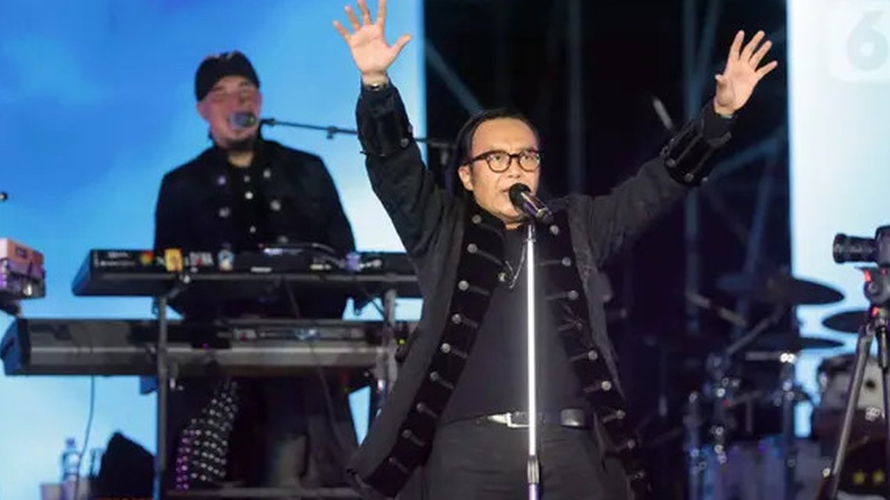 Ari Lasso tampil bersama grup band Dewa 19 pada konser bertajuk Pesta Rakyat 30 Years of Careers Dewa 19 di Jakarta International Stadium, Jakarta, Sabtu (4/2/2023). Ari Lasso tampil denga