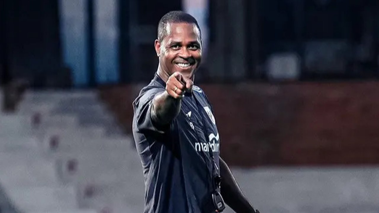 Pelatih Timnas Indonesia, Patrick Kluivert (tengah) berbincang dengan Jay Idzes dalam latihan resmi menjelang laga putaran ketiga Grup C Kualifikasi Piala Dunia 2026 di Stadion Utama Gelor