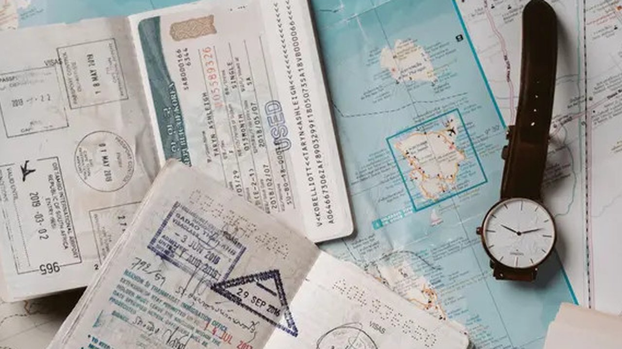 Ilustrasi paspor, passport, visa. (Photo Copyright by Freepik)