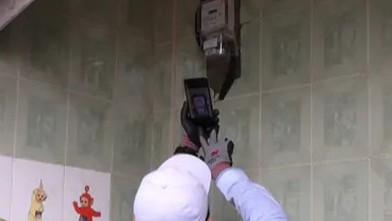 Petugas PLN melakukan pengecekan baterai yang menyimpan listrik dari PLTS Temajuk, Kabupaten Sambas, Kalimantan Barat. Dengan menggunakan baterai, daya listrik yang diproduksi pada siang hari