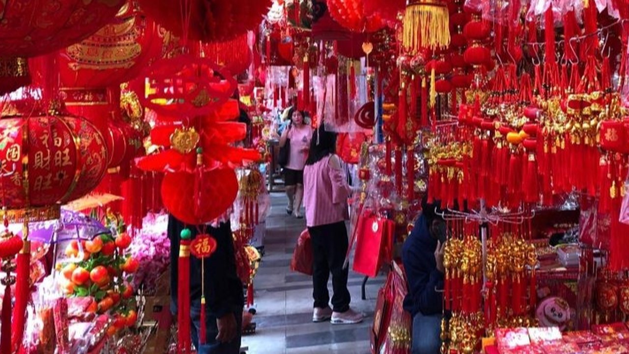 Menjelang Imlek 2025, kawasan Pecinan Glodok di Jakarta Barat diramaikan oleh pedagang dan pembeli yang mencari berbagai pernak-pernik khas Imlek seperti lampion, angpao, dan hiasan bergambar shio ular.