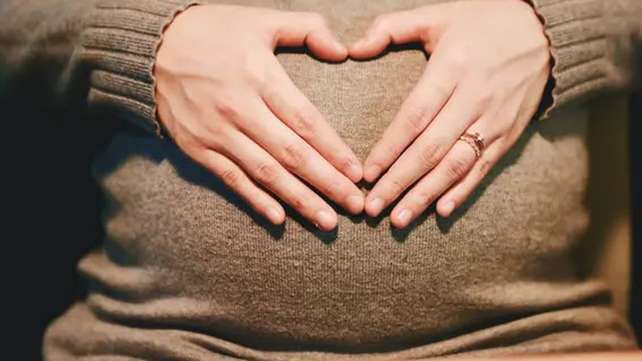 Lavinia Mounga, perempuan asal Utah harus melahirkan di dalam pesawat terbang karena tak sadar dirinya sedang hamil. (Foto: Unspash.com/Suhyeon Choi).