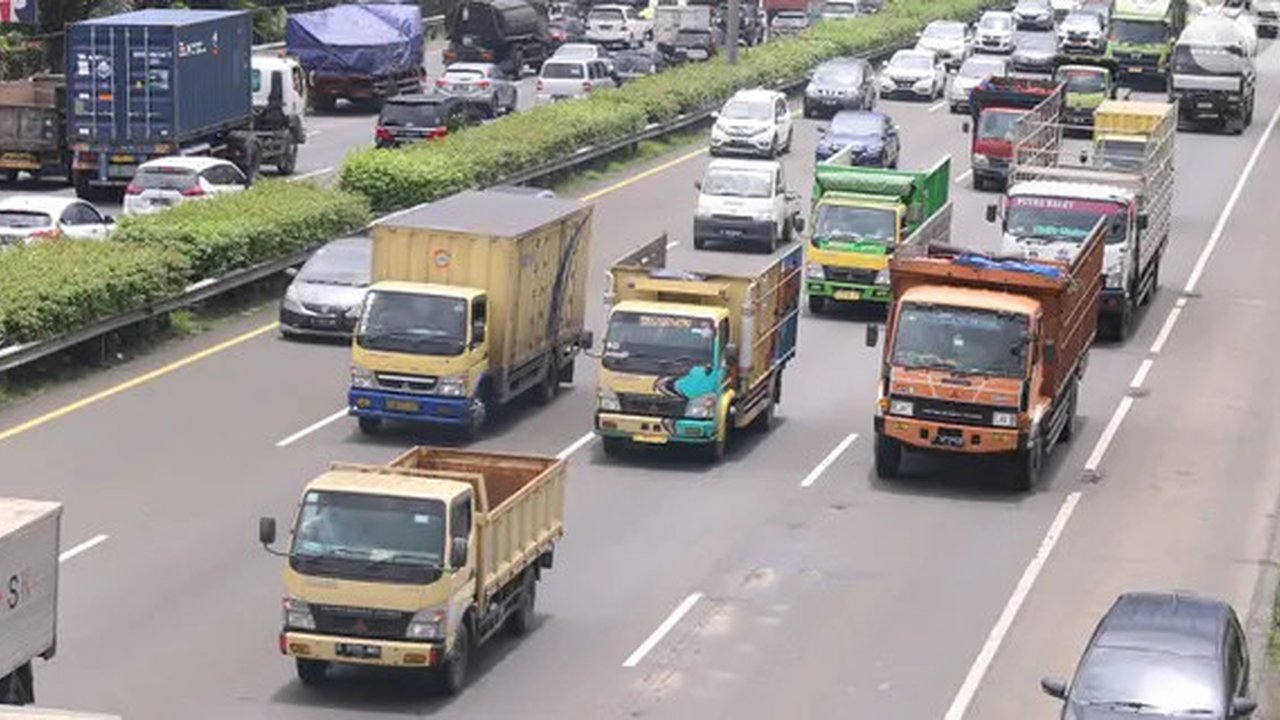 Sejumlah truk melintasi ruas jalan tol Tangerang-Jakarta, Kota Tangerang, Banten, Rabu (2/3/2022). Asosiasi Pengusaha Indonesia (Apindo) mengusulkan pemberlakuan penuh kebijakan bebas truk ke