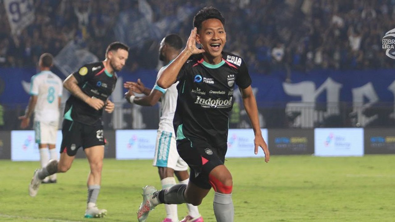 Winger Persib Bandung, Beckham Putra dikawal secara ketat oleh bek kiri Borneo FC Samarinda, Leo Guntara dalam laga pekan ke-28 BRI Liga 1 2024/2025 di Stadion Segiri, Samarinda, Jumat (11/4/