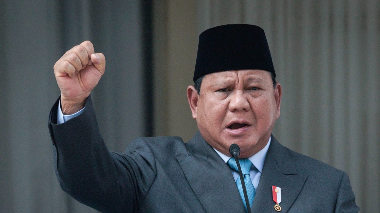 Presiden Prabowo Subianto menyalami Ketua Dewan Pengarah Badan Pengarah Badan Pembina Ideologi Pancasila Megawati Soekarnoputri, saat mengikuti upacara Hari Lahir Pancasila di Gedung Pancasila, Kementerian Luar Negeri, Jakarta, Senin (02/06/2025).