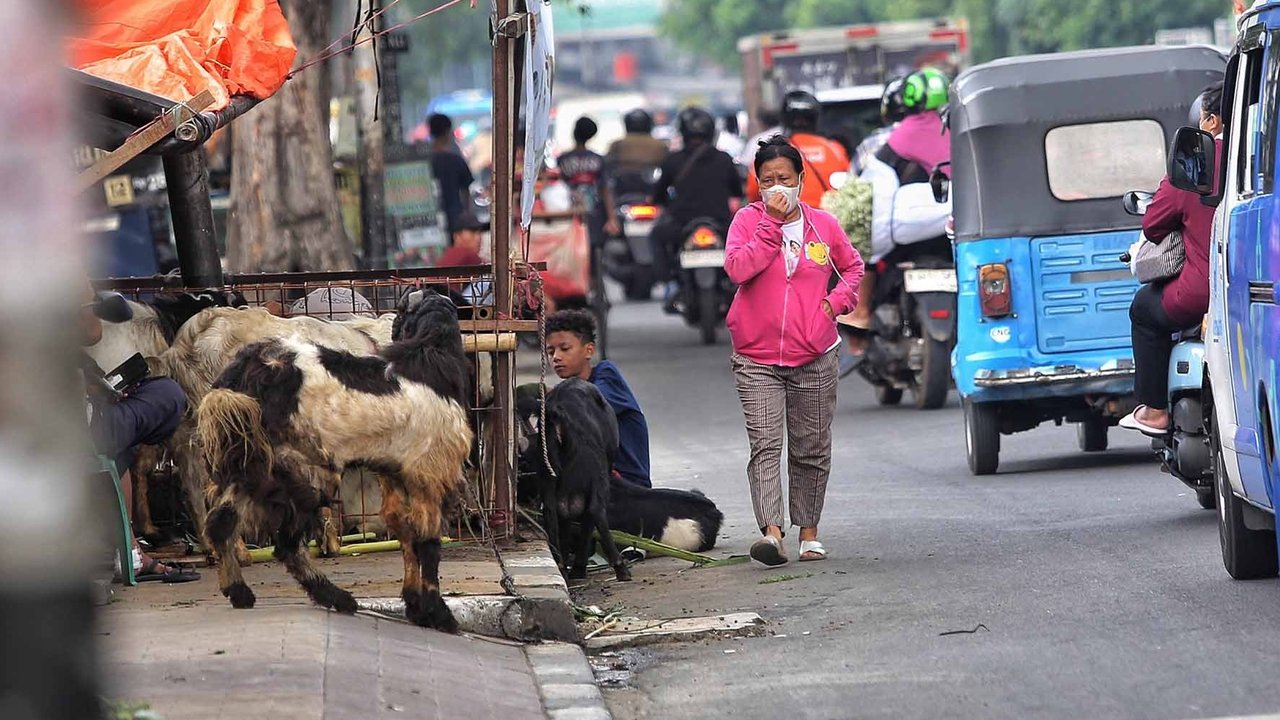 Pejalan kaki berjalan melewati badan jalan karena fungsi trotoar digunakan untuk berjualan di kawasan Jakarta, Rabu (04/06/2025).