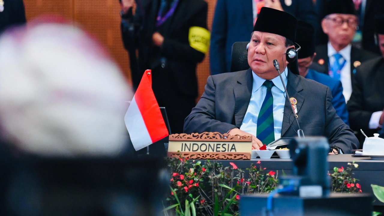 Sebelumnya, Presiden Prancis Emmanuel Macron bersama Ibu Negara Brigitte Macron tiba di Jakarta, Selasa 27 Mei 2025 malam. (Ludovic MARIN/AFP)