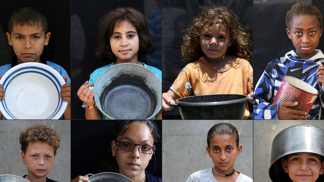 Potret anak-anak Gaza yang membawa panci kosong saat menunggu bantuan makanan di titik distribusi makanan hangat di Nuseirat di Jalur Gaza bagian tengah, (04/06/2025