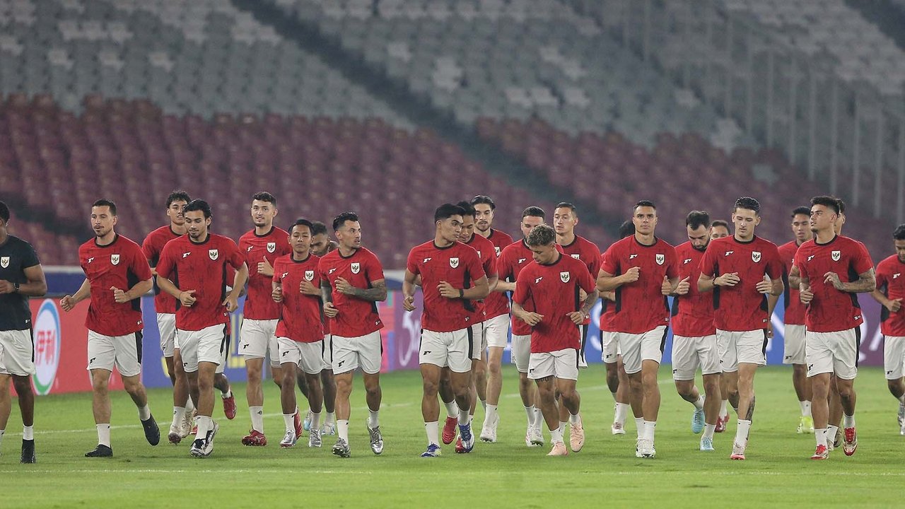 Timnas Indonesia menjalani latihan di Lapangan Gelora Bung Karno, Senayan, Jakarta, Rabu (4/6/2025).
