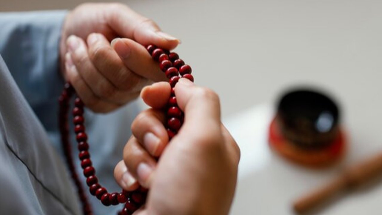 Ilustrasi muslim berzikir,berdoa. (Photo Copyright by Freepik)