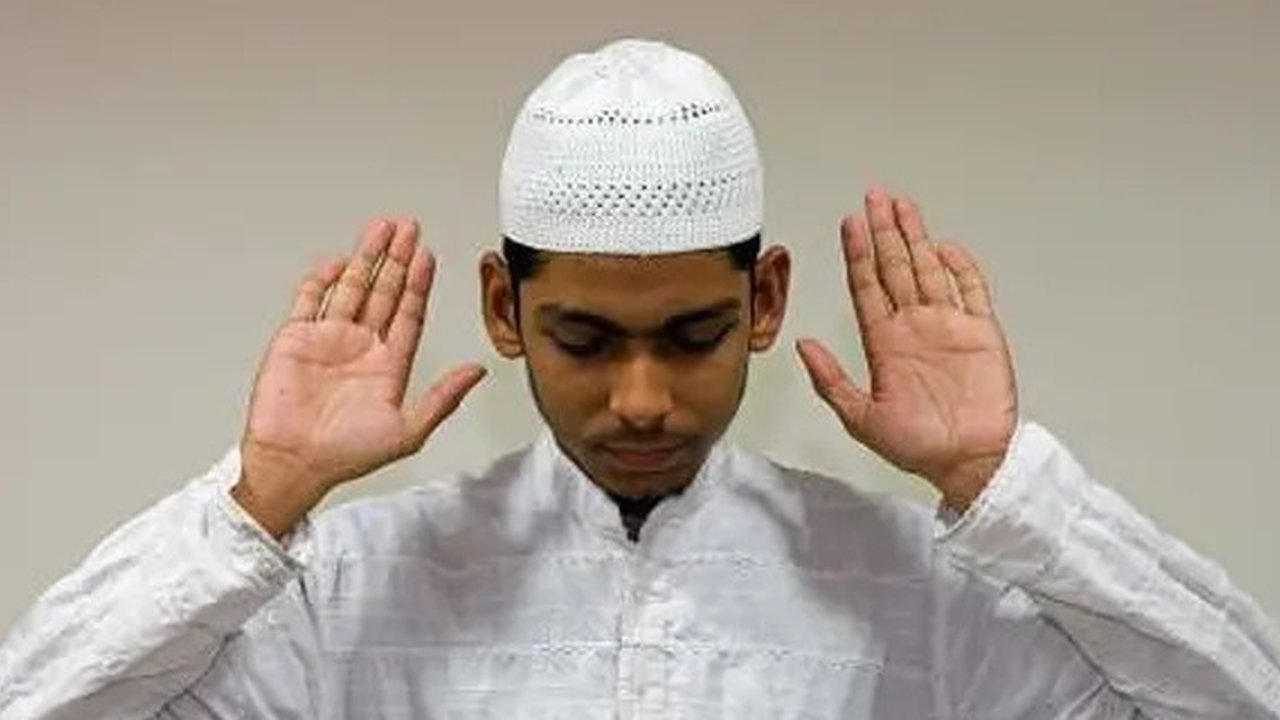 Pengasuh LPD Al Bahjah KH Yahya Zainul Ma'arif alias Buya Yahya.