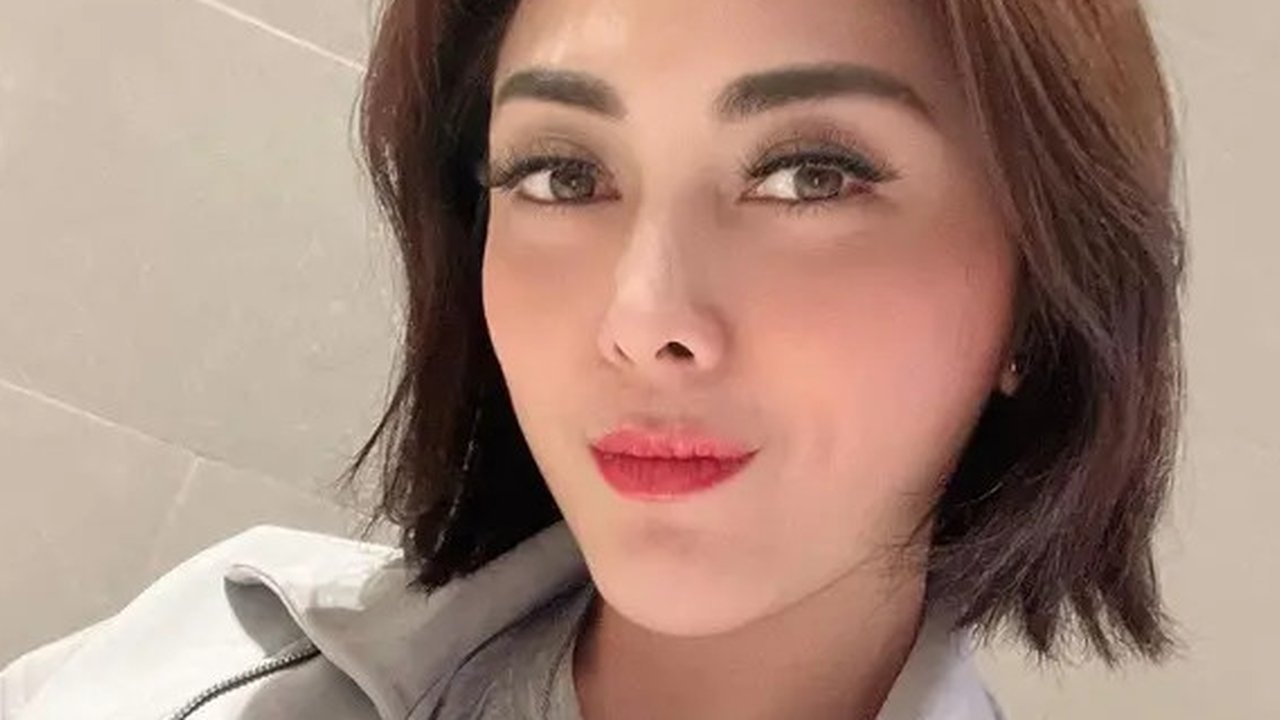 Jonathan Frizzy jadi tersangka kasus vape obat keras dan diancam hukuman maksimal 12 tahun penjara. Dhena Devanka mengklaim anak-anak baik-baik saja. (Foto: Dok. Instagram @dhenaaldhaliadevan
