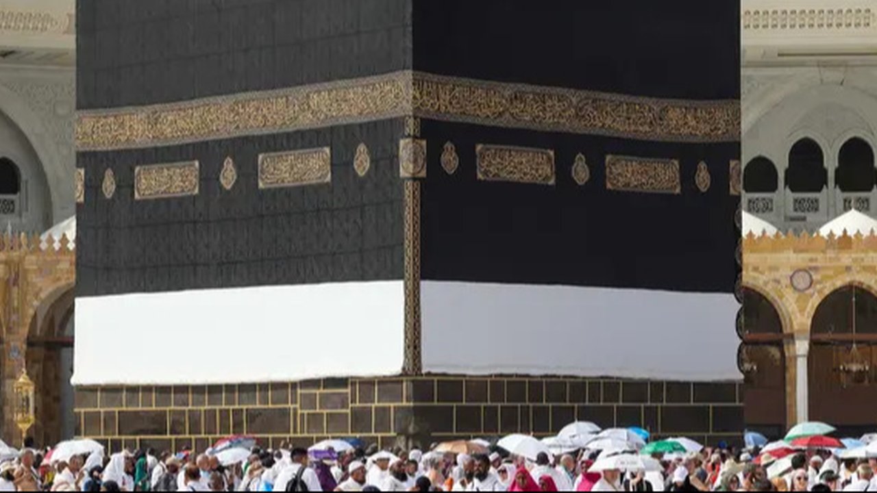 Untuk diketahui, dalam rangkaian ibadah haji, puncaknya adalah wukuf di Arafah yang dilaksanakan pada 9 Zulhijah dalam kalender Hijriah. (Foto oleh AFP)