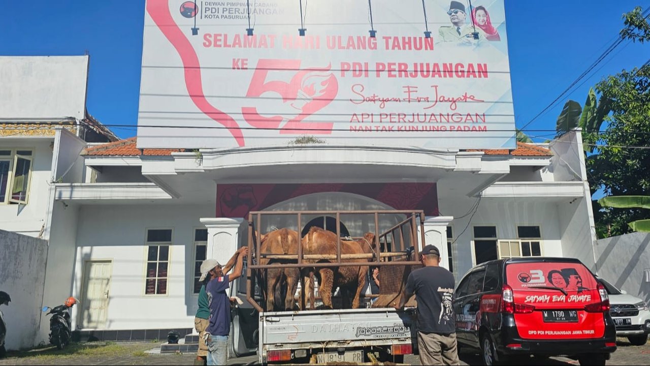 PDI Perjuangan Jatim Salurkan 403 Sapi Kurban