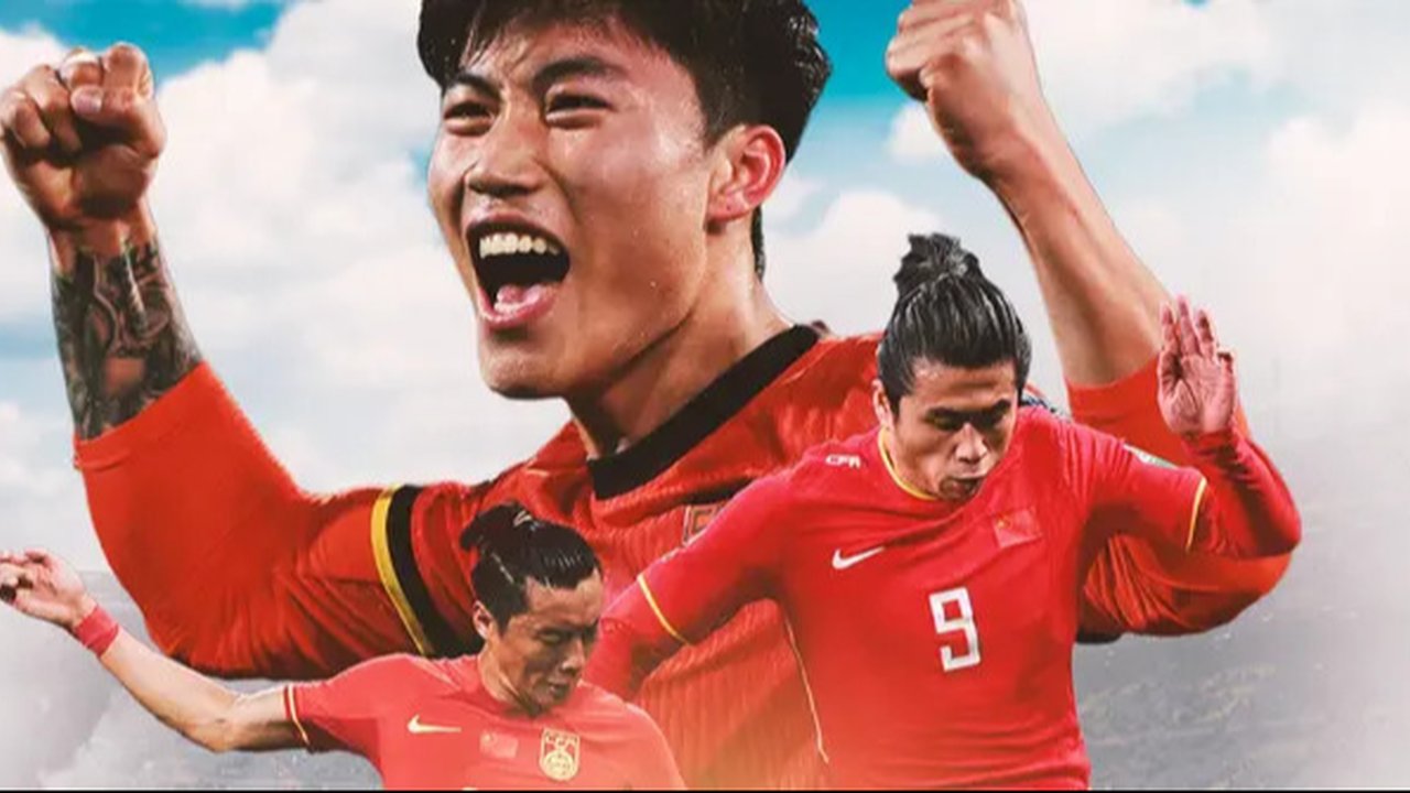 Pemain Timnas Indonesia, Rizky Ridho dan Jay Idzes merayakan kemenangan atas Bahrain pada laga kedelapan putaran ketiga Grup C kualifikasi Piala Dunia 2026 di Stadion Utama Gelora Bung Karno,