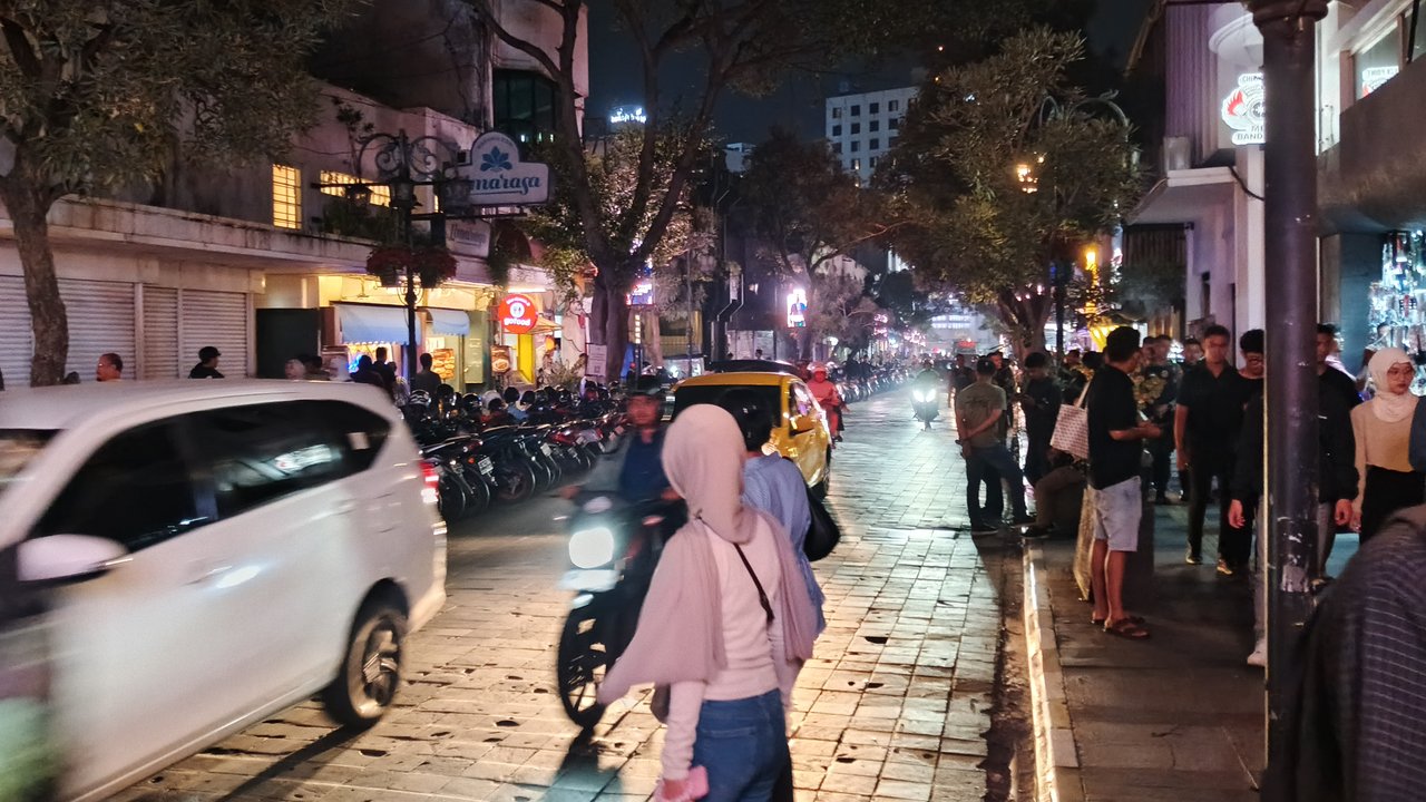Jam malam di Kota Bandung