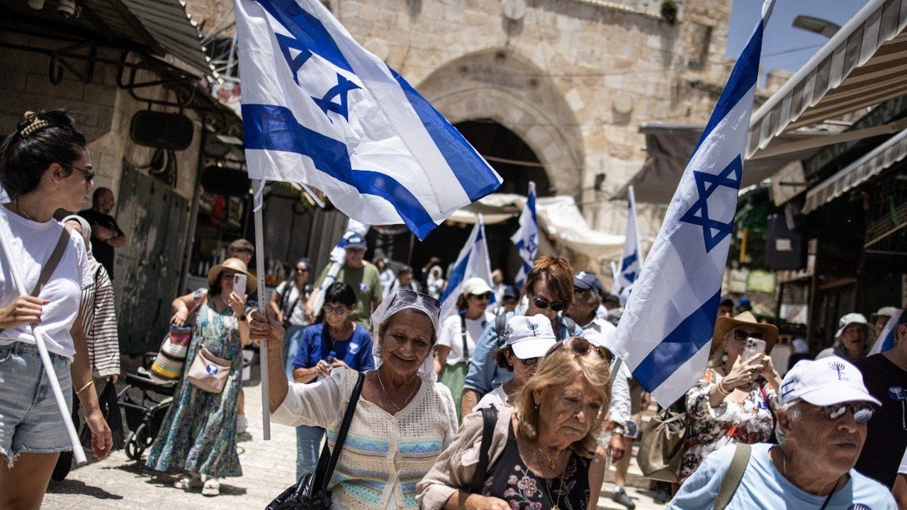 Pemukim Yahudi Israel merayakan 'Pawai Bendera' di Yerusalem Timur, Palestina yang diduduki.