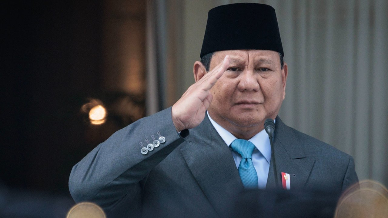 Presiden Prabowo Subianto menyalami Ketua Dewan Pengarah Badan Pengarah Badan Pembina Ideologi Pancasila Megawati Soekarnoputri, saat mengikuti upacara Hari Lahir Pancasila di Gedung Pancasila, Kementerian Luar Negeri, Jakarta, Senin (02/06/2025).