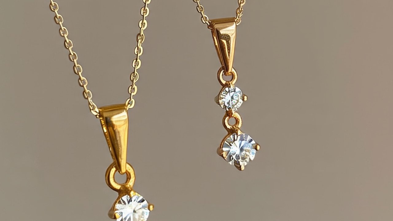 Ilustrasi Kalung Emas dengan Rantai Panjang di Bahu Lebar