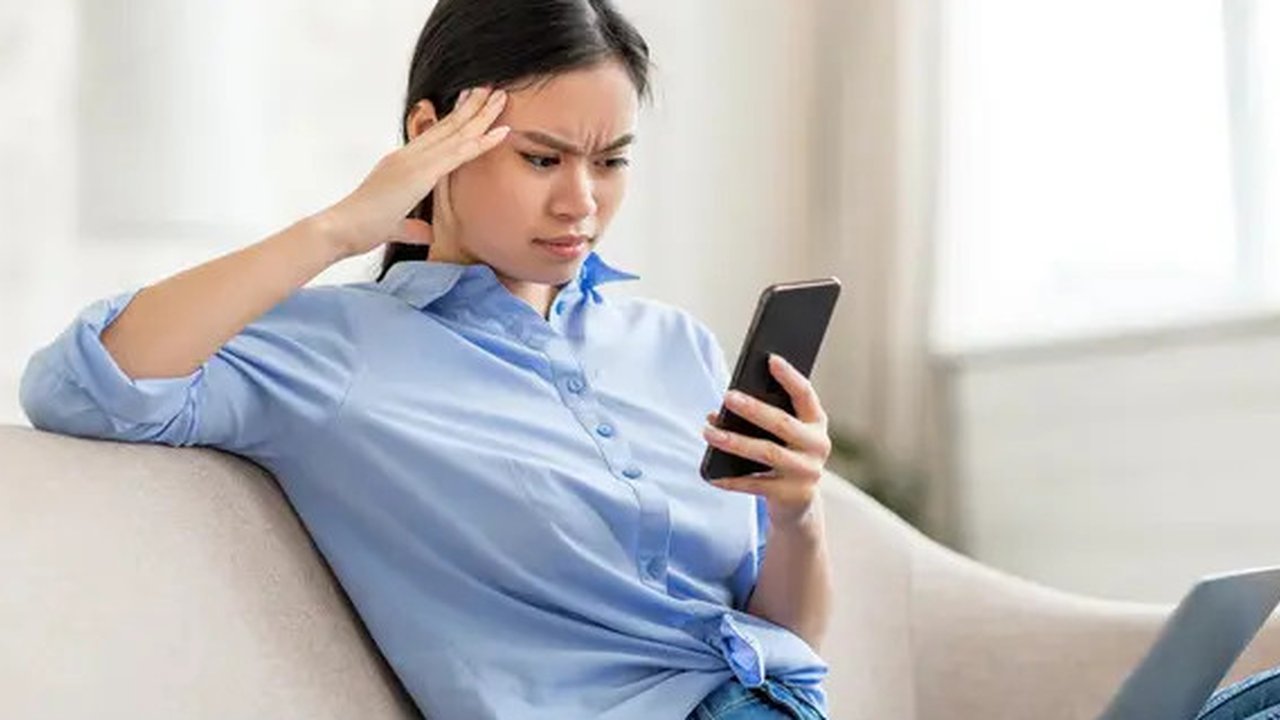 Seorang wanita membaca pesan. (Milkos/depositphotos.com)