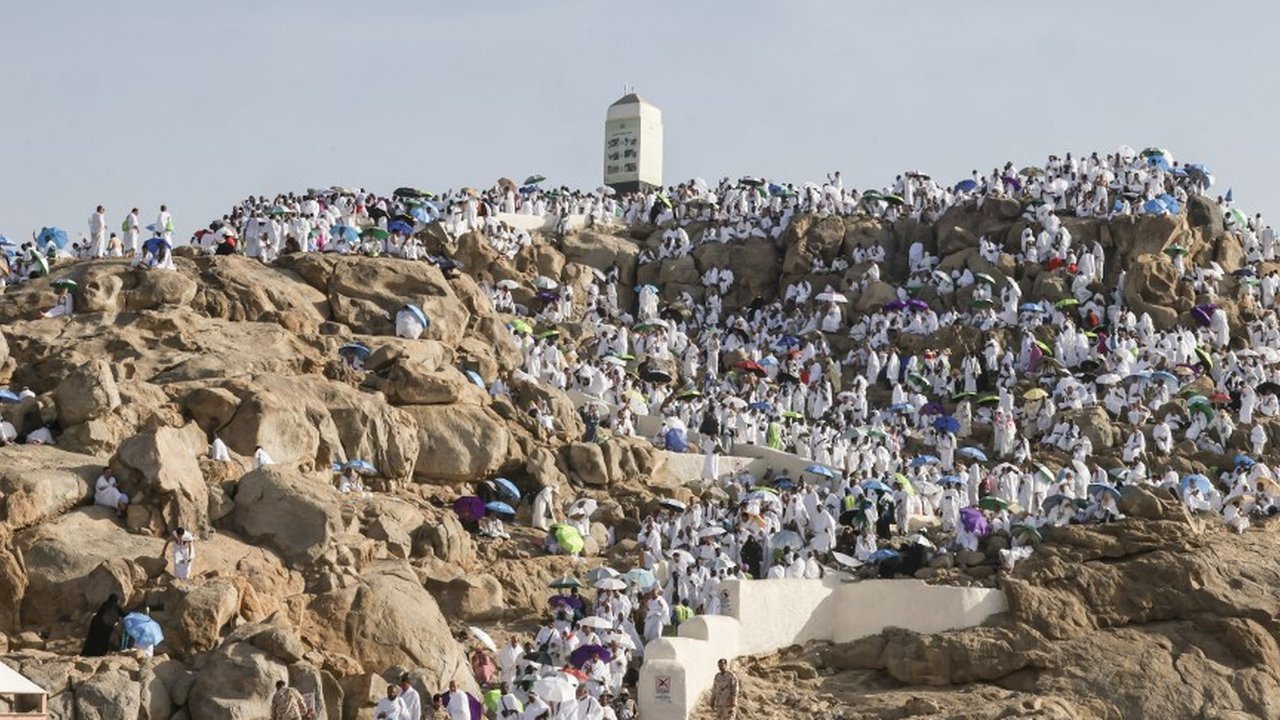 Jutaan jemaah haji dari berbagai negara memadati Jabal Rahmah, Arafah, Arab Saudi, menjelang pelaksanaan wukuf, pada Kamis (5/6/2025). Wukuf di Arafah merupakan rukun haji yang paling utama, sehingga menjadi momen sakral yang ditunggu-tunggu dalam rangkaian ibadah haji 1446 Hijriah.