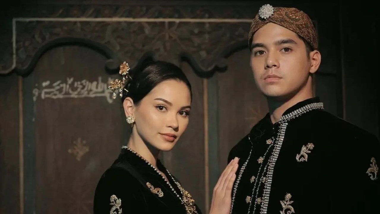 Beredar Undangan Nikah Al Ghazali dan Alyssa Daguise Kental Nuansa Jawa, Mulan Jameela Unggah Foto Keluarga Pakai Adat Jawa