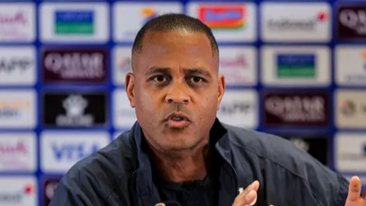 Patrick Kluivert dan Denny Landzaat memimpin sesi latihan resmi Timnas Indonesia di Stadion Utama Gelora Bung Karno, Jakarta, Rabu (4/6/2025). (Bola.com/Bagaskara Lazuardi)