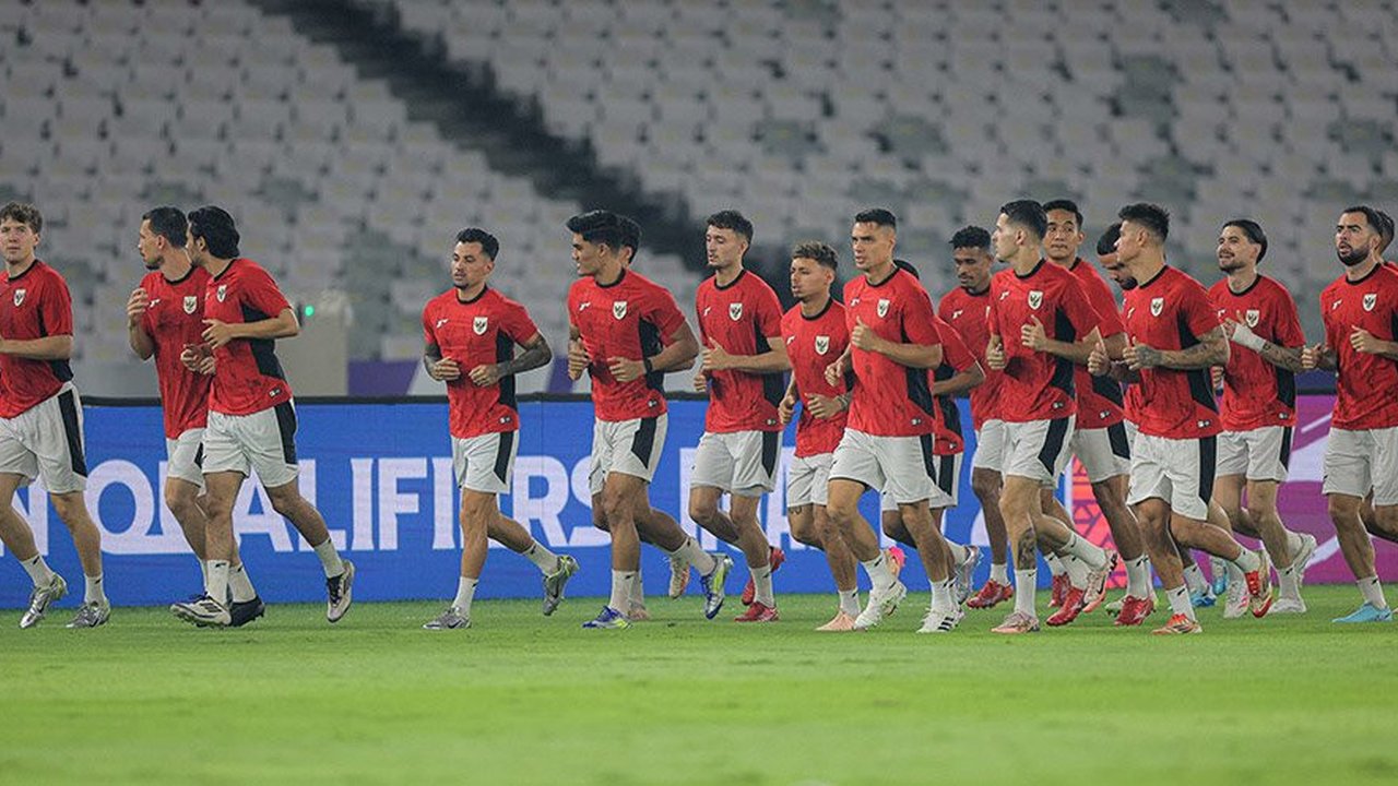 Pemain Timnas Indonesia, Ole Romeny (tengah), pada sesi latihan menjelang pertandingan melawan China, di Stadion Utama Gelora Bung Karno, Rabu (4/6/2025). (Bola.com/Bagaskara Lazuardi)