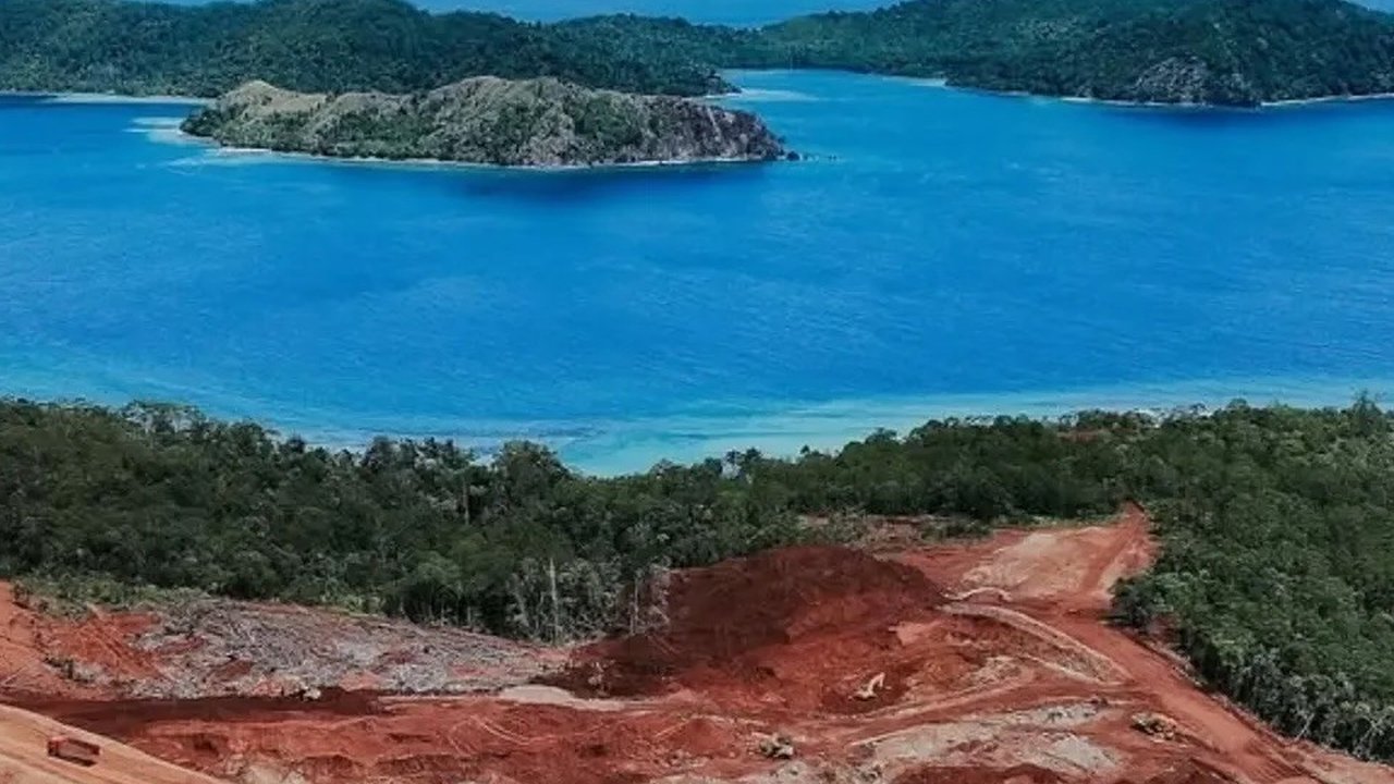 Bahlil Hentikan Sementara Operasi Tambang Nikel di Raja Ampat