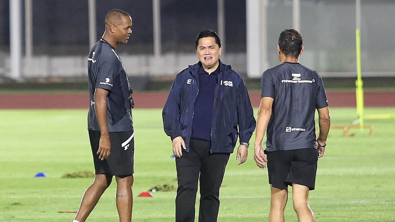 Ketua Umum PSSI Erick Thohir  bersama Pelatih Timnas Indonesia Patrick Kluivert saat memantau sesi latihan Timnas Indonesia di Stadion Madya, Senayan, Jakarta, Senin (02/06/2025).